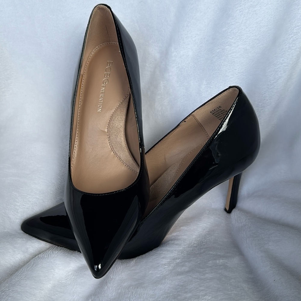 BCBGENERATION WOMENS BLACL PATENT LEATHER PUMPS SIZE 6
